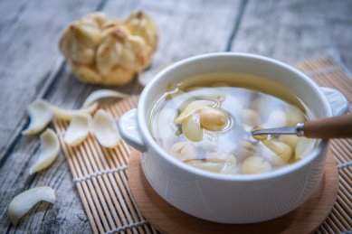 一碗美味的莲子百合糖水