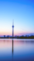 中国北京玉渊坛公园傍晚电视塔倒影在八一湖中