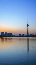 中国北京玉渊坛公园傍晚电视塔倒影在八一湖中