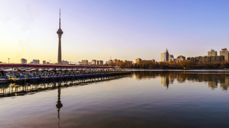 中国北京玉渊坛公园傍晚电视塔倒影在八一湖中