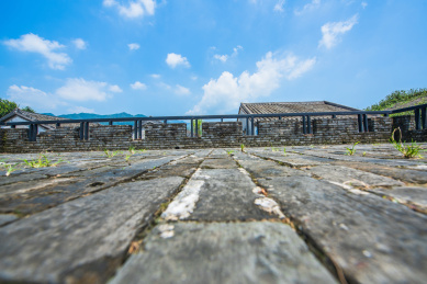 中国深圳大鹏所城一石砖建的平台