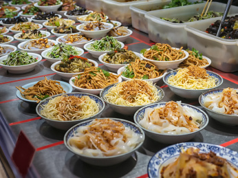 中式餐厅内小碟分装的各类中国传统凉菜