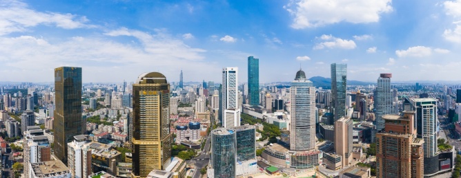 航拍南京市中心新街口的摩天大楼与城市天际线全景