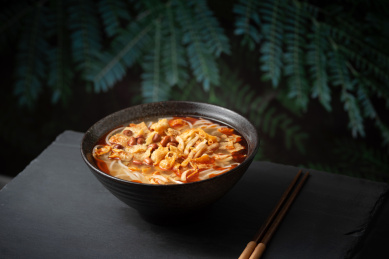 中国传统美食螺丝粉放在石板上