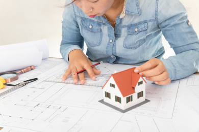 女性建筑设计师正在修改图纸