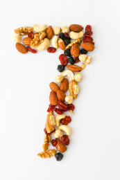 白色背景纸上坚果组成的数字7