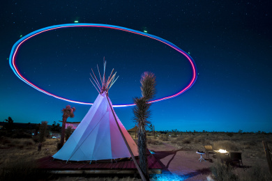 使用无人机创意长曝光的印第安帐篷