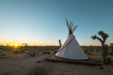 在旷野中伴随着朝阳的印第安帐篷