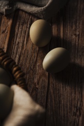 两个鸡蛋放在木质桌面上