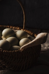 一箩鸡蛋放在木质桌面上