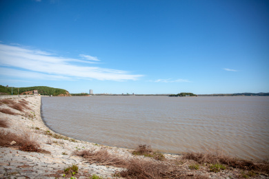 黑龙江二龙湖旅游风光蓝天白云