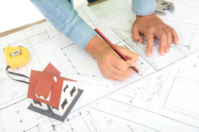 建筑设计师在认真的修改桌子上的图纸