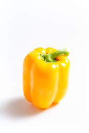 一个新鲜的黄色灯笼椒放在白底背景上