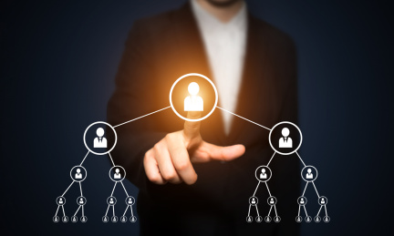 一个老大boss领导用手触摸未来虚拟屏幕选择招聘科技感概念