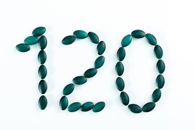 用深绿色的药片排列成的数字120