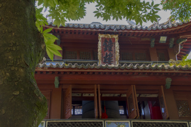 中国浙江省杭州市净慈寺内的钟楼