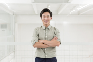 年轻的亚洲商务人士在办公室里