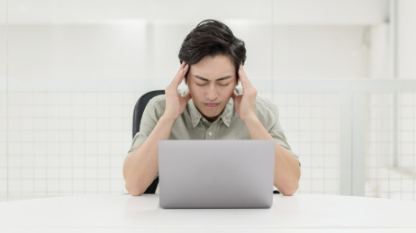 年轻的亚洲职业男性在办公室