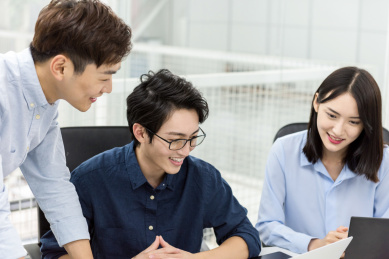 年轻的亚洲商务团队在办公室快乐的工作