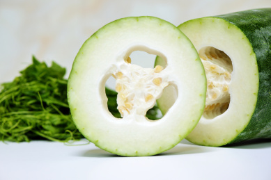 白色台面上放着一块切开新鲜的冬瓜