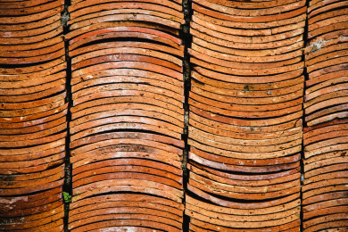 特写户外一片密集的红色砖瓦墙