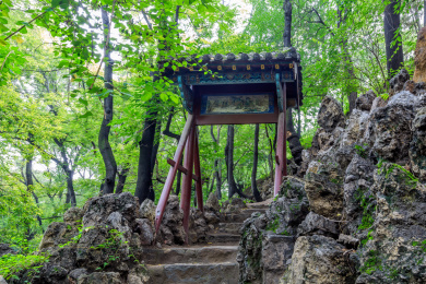 中国山西省太原市晋祠内假山小径上的中式门楼