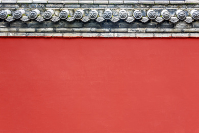 灰色瓦当红色墙面的传统寺庙围墙