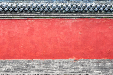 灰色瓦当红色墙面的寺庙围墙