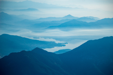 中国山东泰山景区远方云雾山水风光