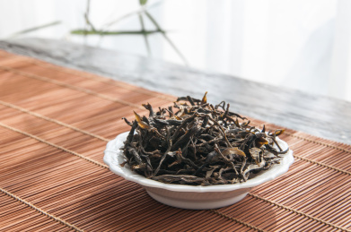 普洱茶生茶茶叶放在盘子里
