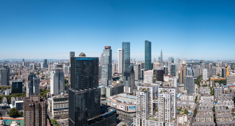 蓝天下的南京市中心城市天际线全景