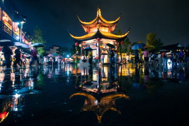 雨夜的南京夫子庙广场状元邮局与倒影