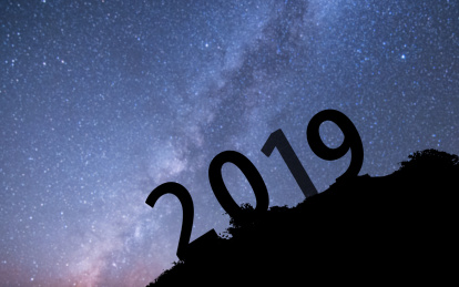 星空背景下的山坡与2019