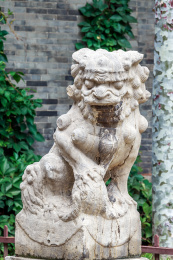 中国山西省太原市晋祠博物馆内的石狮子雕塑