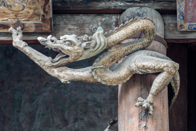 中国山西省太原市晋源区晋祠圣母殿宋代立柱上的木雕龙