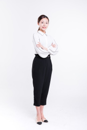 职业女性穿职业装自信形象全身照