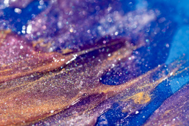 灯光照射着五颜六色的粉末颗粒