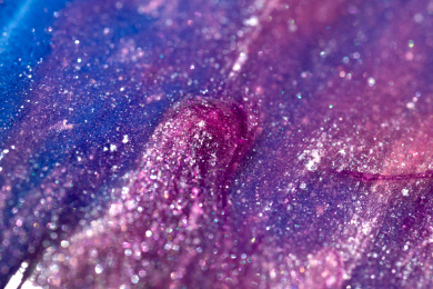 灯光照射着五颜六色的粉末颗粒