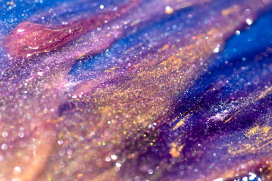 灯光照射着五颜六色的粉末颗粒