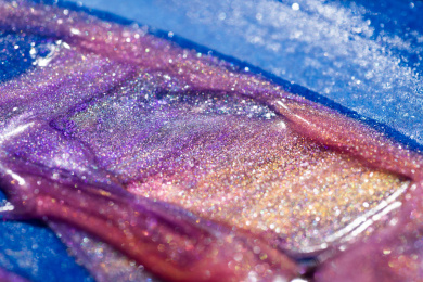 灯光照射着五颜六色的粉末颗粒