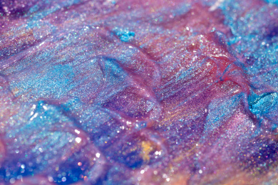 灯光照射着五颜六色的粉末颗粒