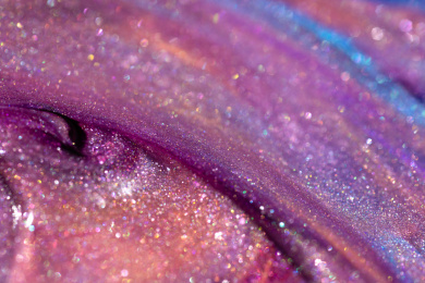 灯光照射着五颜六色的粉末颗粒