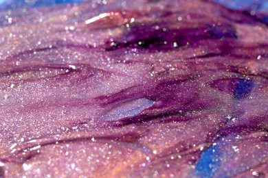 灯光照射着五颜六色的粉末颗粒