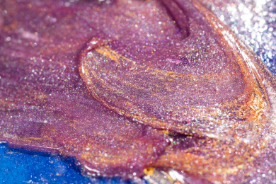 灯光照射着五颜六色的粉末颗粒