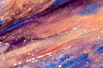 灯光照射着五颜六色的粉末颗粒