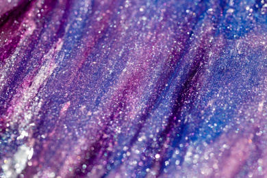 灯光照射着五颜六色的粉末颗粒