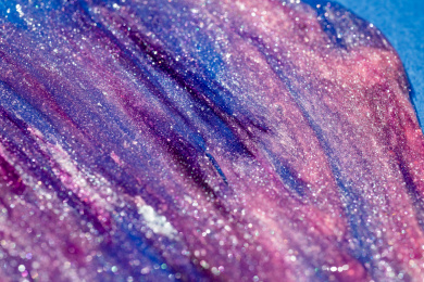 灯光照射着五颜六色的粉末颗粒