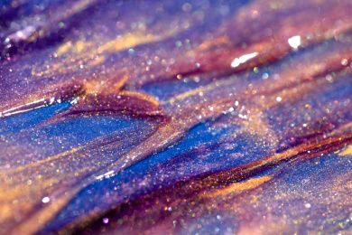 灯光照射着五颜六色的粉末颗粒