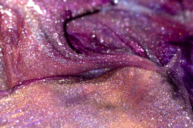 灯光照射着五颜六色的粉末颗粒