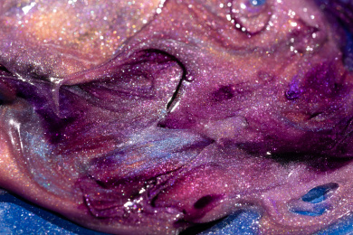 灯光照射着五颜六色的粉末颗粒